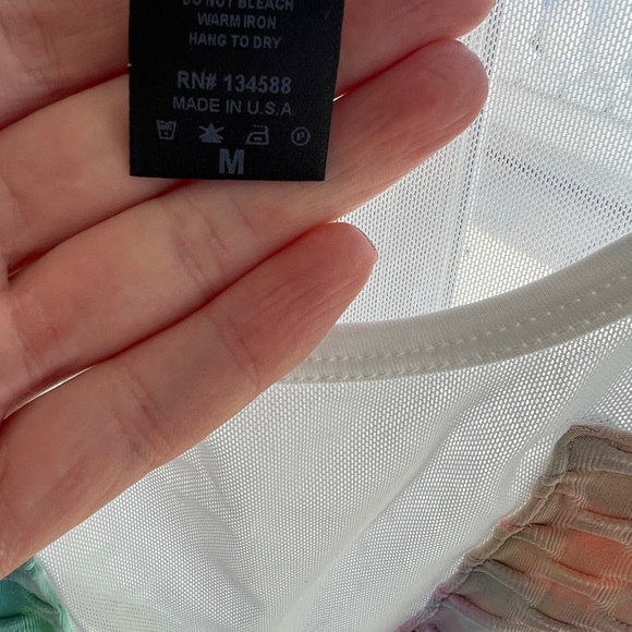 Colorful two-piece scrunch butt legging set size medium. - Picture 5 of 6